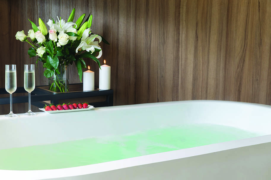 Champagne and strawberries by a ready bath Champagne and strawberries by a ready bath
